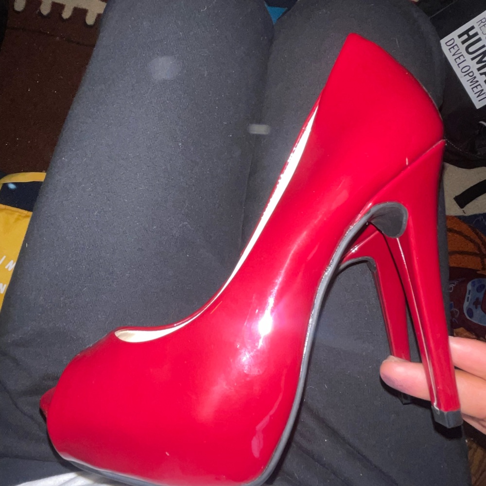 RED GUESS HEELS - Picture 2 of 4